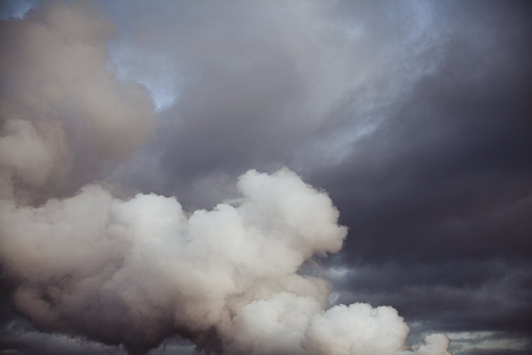 Helle und dunkle Wolken am Himmel.