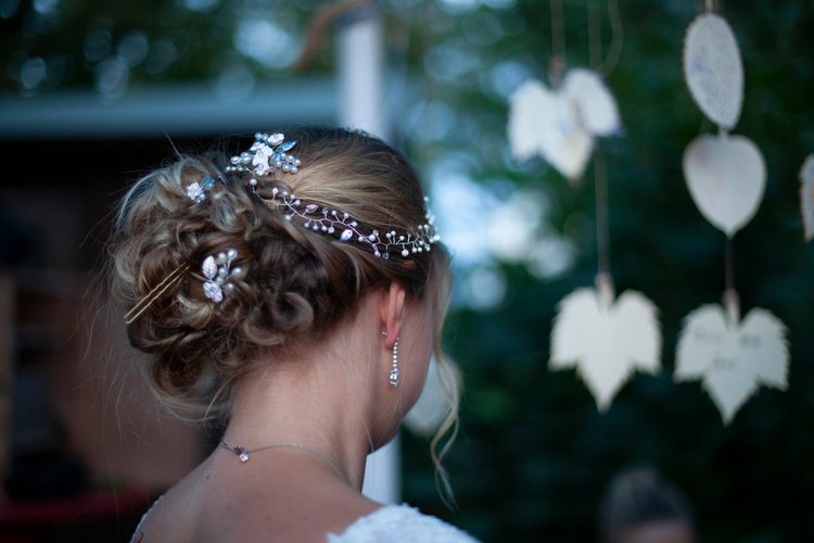 Ein Detail des Haarschmucks der Braut.