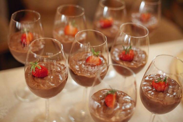 Gläser mit Erdbeeren stehen für die Feier bereit.