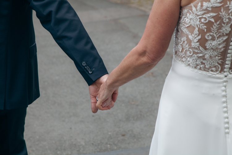 Die Hände des Hochzeitspaares in einer Nahaufnahme.